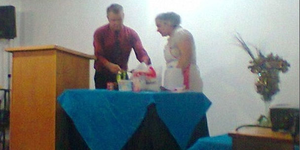 Pastor prepara bolo durante o culto no púlpito da igreja | Noticia Evangélica Gospel