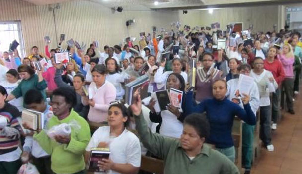 Igreja Universal faz doação de Bíblias a mulheres presas | Notícias Evangélicas Gospel Cristãs