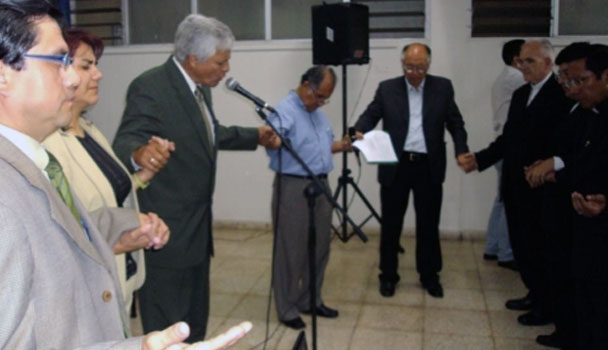 Notícias Gospel Pastores panamenhos oram por estudantes possuídos por demônios | Noticia Evangélica Gospel