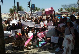 Notícias Gospel Abraço Grátis: Jovens cristãos fazem ação de evangelismo na parada gay do Rio de Janeiro | Noticia Evangélica Gospel