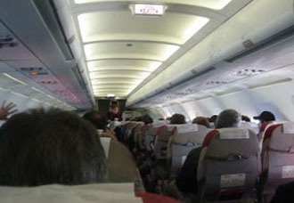 Passageiro ora em voz alta durante voo e causa pouso forçado por medo de ataque terrorista