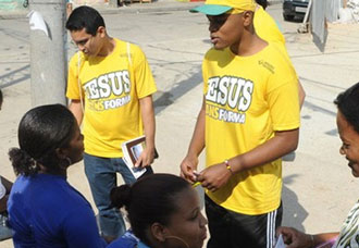 Batistas enviam 100 mil para evangelizar 2,5 milhões em todos os estados do Brasil
