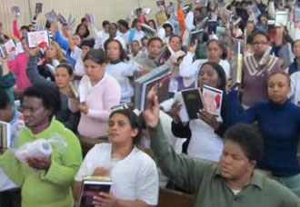 Igreja Universal faz doação de Bíblias a detentas