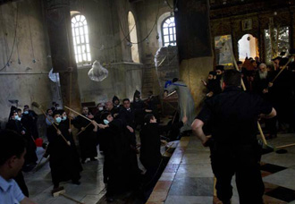 Vídeo: Religiosos brigam dentro de uma igreja na Palestina