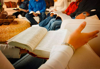 Gospel o melhor da WEB Casal é multado por realizar Estudo da Bíblia em casa Noticia Religião