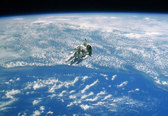 Imagem/Foto Terra Vista do Espaço com Astronauta