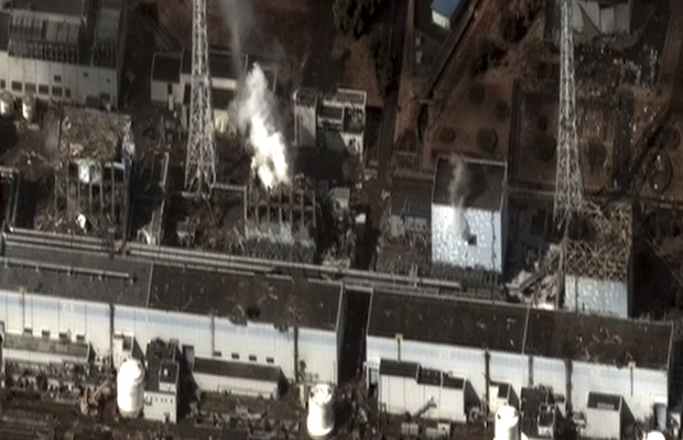 Foto de satélite feita nesta quarta-feira (16) pela DigitalGlobe mostra a usina de Fukushima Daiichi. Vapor pode ser visto saíndo dos reatores 2 e 3. Também podem ser vistos danos nos reatores 1 e 4 e em outros prédios. (Foto: AP)