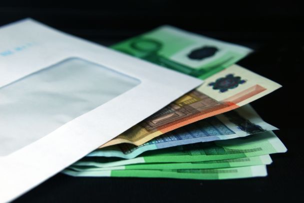 GOSPEL Fotos e imagens Doador misterioso entrega envelopes com dinheiro em hospitais e igrejas Noticia mundo