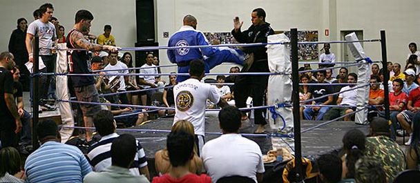 GOSPEL Fotos e imagens Com o sucesso das lutas do UFC, igrejas evangélicas realizam campeonatos e combates dentro dos templos para evangelizar Noticia Religião